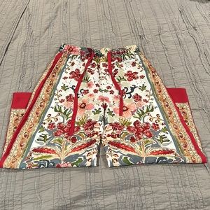 👀BLOGGERS’ FAVORITE👀 Gorgeous Zara Floral Culotte Pants, Size XS